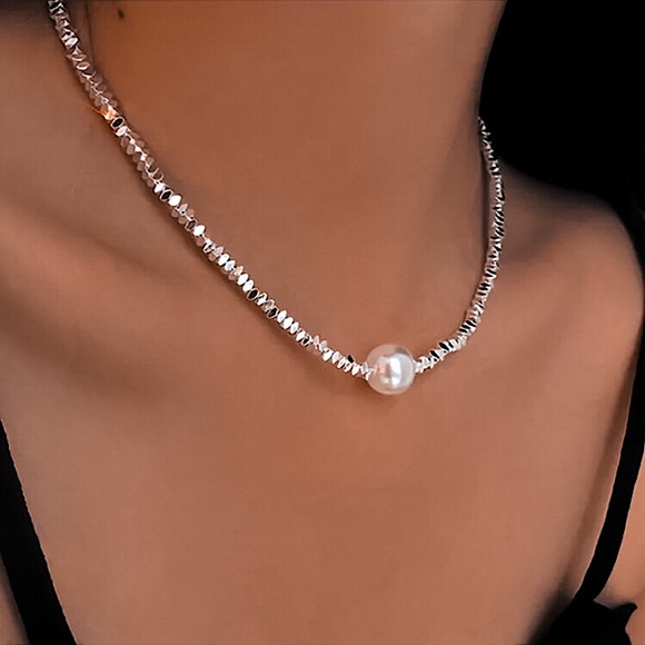 Jewelry - ⚜️[𝟯/$𝟭𝟴]⚜️NEW Large Pearl Silver Acrylic Necklace